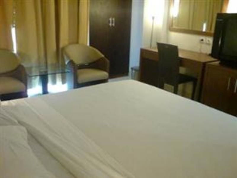Hotel Lucky Inn Manado Exterior photo